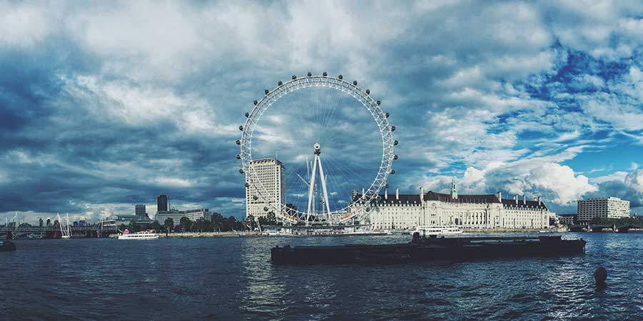 London Eye am Wasser mit blauem Himmel
