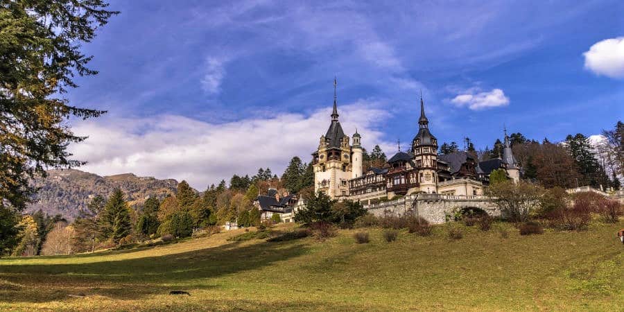 Schloss in Rumänien vor blauem Himmel