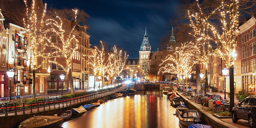 Gracht in Amsterdam im weihnachtlichen Lichterglanz