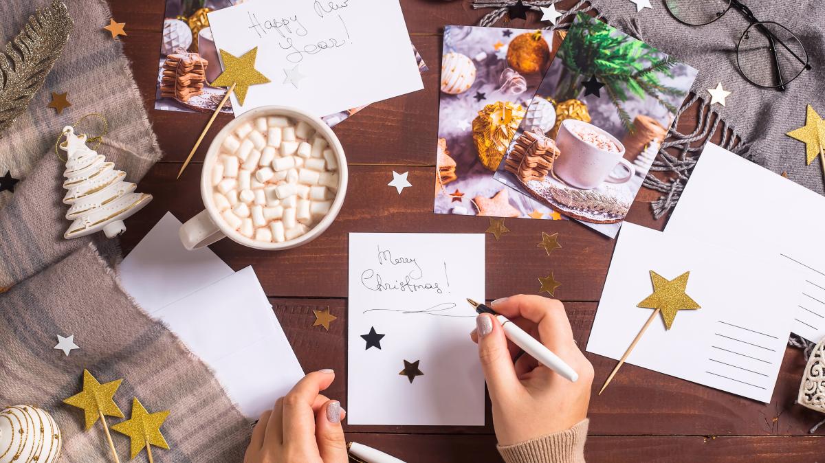Tisch voller Weihnachtsdeko und DIY Grußkarten - Tipps für dein Last-Minute-Geschenk für Weihnachten