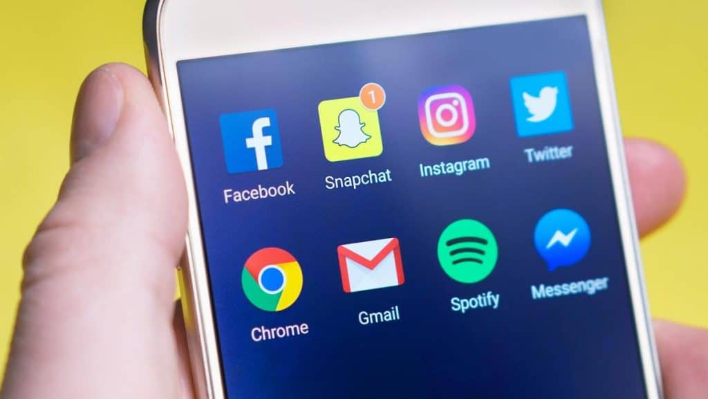Smartphonedisplay zeigt Social Media App Icons.
