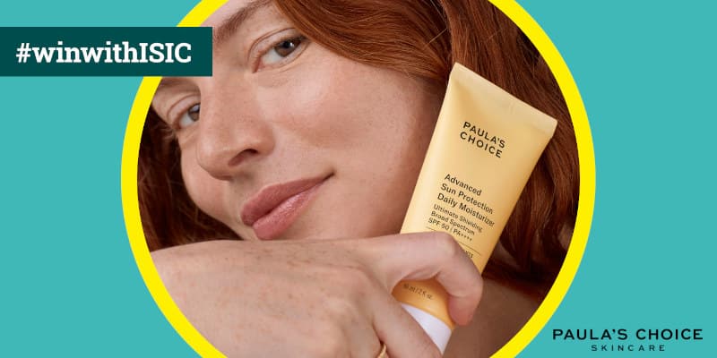 Frau hält Hautpflegeprodukt von Paula´s Choice an ihr Gesicht.