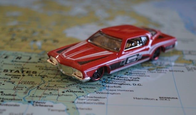 Eine Landkarte von den USA, auf der ein Modellauto steht - Symbolbild für eine Reise mit ISIC nach Amerika