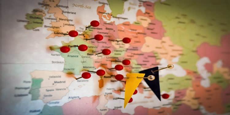 Eine Landkarte von Europa mit Reisezielen, die mit Stecknadeln gesteckt sind - Symbolbild für Geheimtipps in Europa.