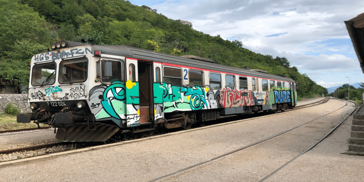 Eine urbane Straßenbahn mit Graffiti - Symbolbild für eine Interrail-Reise durch Europa.