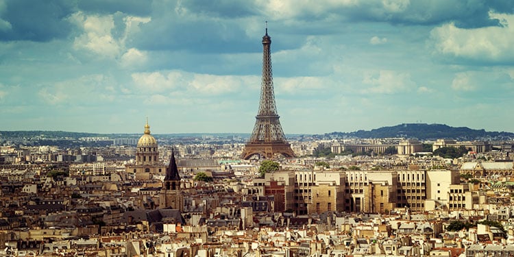 Die Pariser Cityscape mit dem Eiffelturm im Zentrum - Symbolbild für Studentenreisen nach Paris.