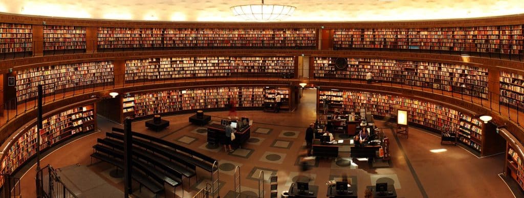 Ein Foto einer beleuchteten Bibliothek von innen - Symbolbild für den Unistart.