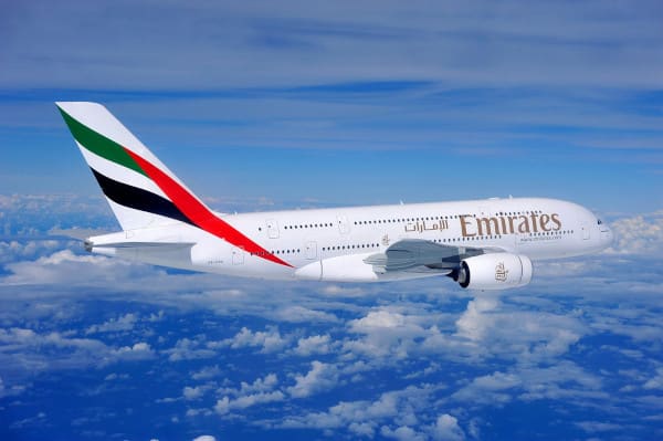 Emirates Flugzeug fliegt in der Luft